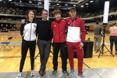 Erfolgreich in London: Die Trainer Thomas Walach und Mateusz Wicher mit Frida und Luki.