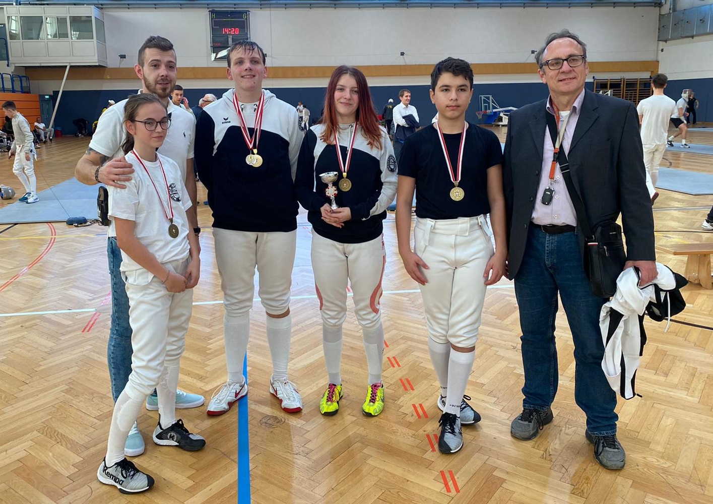 Die Medaillengewinner bei den KadettInnen: Elina, Alexander, Frida und Baran mit Mateusz und Hannes